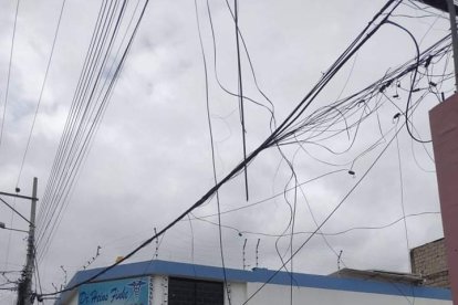 Los cables colgados detrás del consultorio médico.