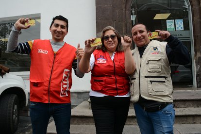 Édison (izqda.), Ruth y Rubén se encargan de las zonas de Tumbaco, Centro Histórico y Cotocollao.