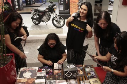 Los seguidores muestran sus discos. Algunos siguen al músico desde hace más de veinte años.