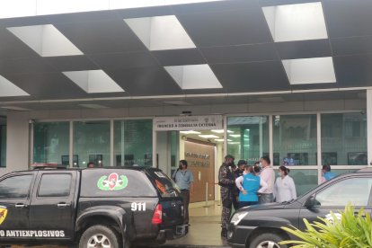Unidades policiales llegaron al sitio para verificar la advertencia y comprobar la veracidad o falsedad de la emergencia.