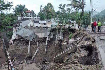El fenómeno, producto de fuertes lluvias, ha sido calificado como una “tragedia”.
