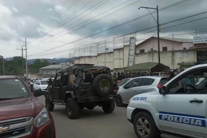 Las fuerzas del orden al momento de llegar en gran número al centro penitenciario de Esmeraldas.