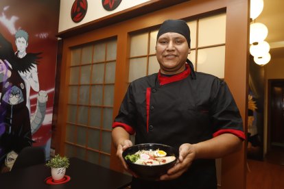 Joel Orrala, chef especialista en ramen, aconseja que el caldo se lo tome caliente para que los sabores se mantengan.