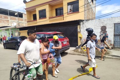 En medio del procedimiento, familiares del occiso lloraban y se abrazaban.