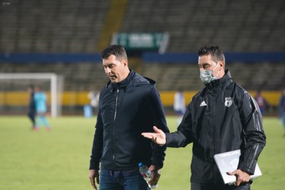 El estratega de Emelec, Ismael Rescalvo (i) y su hermano Juan, asistente, fueron criticados tras el duelo ante Cumbayá.