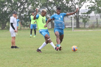 Newton  Williams (d), de 21 años, destaca como delantero de 9 de Octubre.