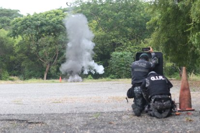 Los agentes especializados realizaron una detonación controlada de dos de los nueve tacos.