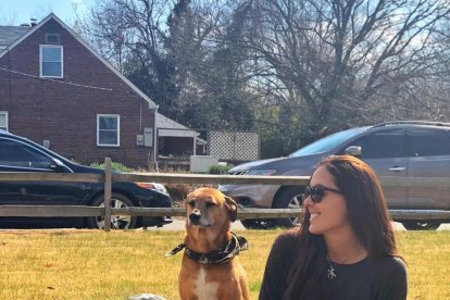 La deportista con sus dos perritos. Nilos ya falleció.