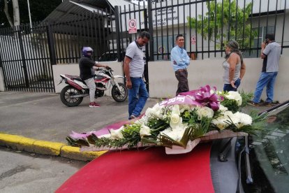 Parientes y amigos de Francisco Paúl Díaz Herrera acudieron a la morgue de Quevedo, a retirar sus retos.