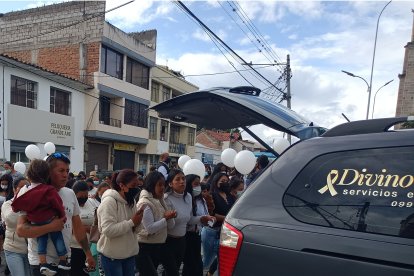 En Ibarra se realizó el sepelio de la bebé, de 7 meses, que fue baleada por dos sicarios supuestamente contratados por su padre y la esposa de él.