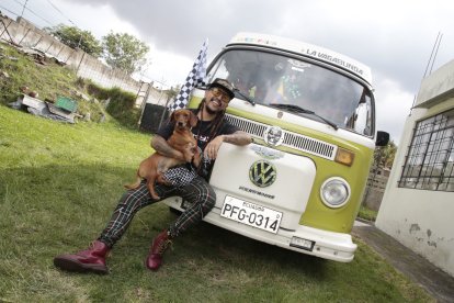 Siempre va acompañado de su perro Sansón. Es un fiel amante de los animales.