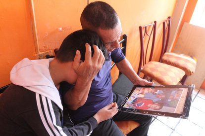 FAMILIA+




























Los hermanos y el padre  de la chica asesinada no pueden contener el dolor al ver su foto.