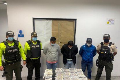 Uno de los detenidos intentó esconder una pistola en un baño.