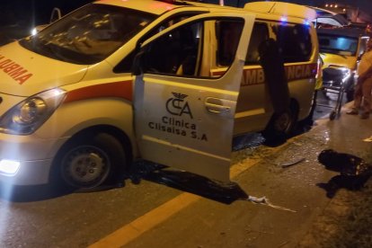 Esta ambulancia fue atacada por pistoleros.