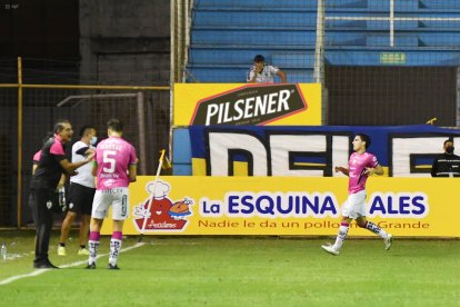 Lorenzo Faravelli (d) celebra tras marcar el gol del triunfo de Independiente del Valle sobre Delfín, en Manta.