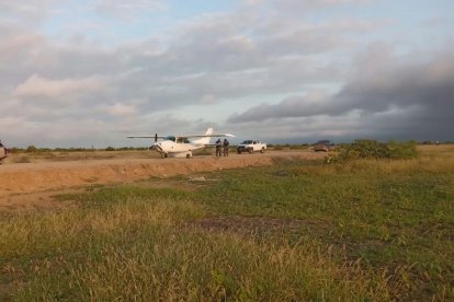 Al amanecer, la aeronave fue revisada por agentes especializados.