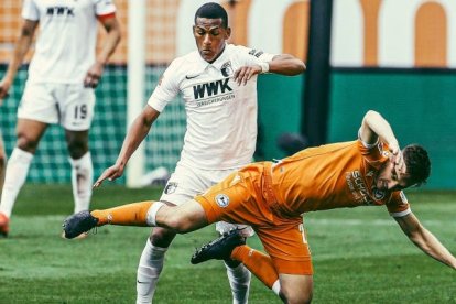 El volante ecuatoriano Carlos Gruezo fue titular en la victoria de Augsburgo. Jugó 88 minutos.