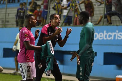 El técnico Renato Paiva se fue contra el arquero Moisés Ramírez. Le reclamó con fuerza por la expulsión en los minutos finales del partido.