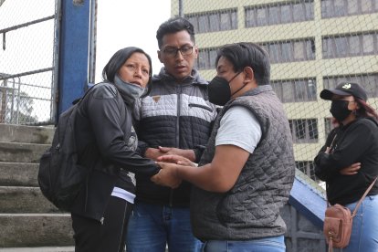 La madre de la víctima (izq.) todavía no supera la pérdida de la adolescente.