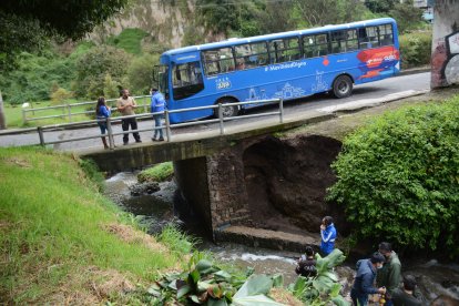 Vecinos atribuyen los deslizamientos también al paso de los autobuses.