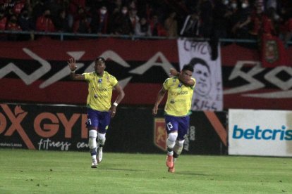 El volante uruguayo Joaquín Vergés (d) es la figura del Gualaceo y una de las revelaciones de la LigaPro.