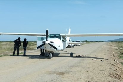 Hasta la tarde de este domingo 24 de abril, la aeronave era vigilada en el sitio donde la encontraron.