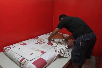 Los cuartos, de 3 por 4 metros, son arreglados (a diario) por el ‘todólogo’.
