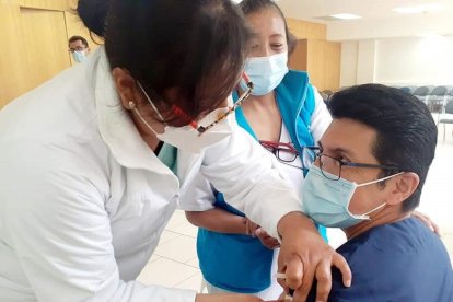 Las autoridades de Salud insisten en la vacunación para protegerse de enfermedades infecciosas como la covid y la influenza.
