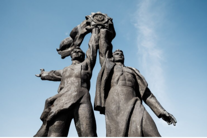 Desmantelarán monumento a la amistad entre Rusia y Ucrania en Kiev