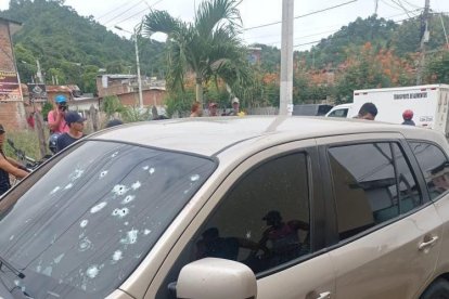 Así quedó el vehículo baleado por antisociales en el centro de Santa Ana.