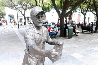 La estatua es parte de las esculturas de personajes íconos ubicadas en el centro de la ciudad.