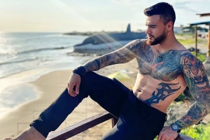 Ricardo delgado se 'promociona', previo a su ingreso en la plataforma para adultos