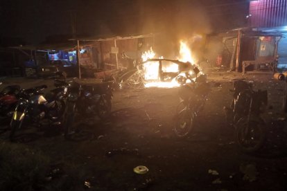 El vehículo estalló en los exteriores de locales comerciales, frente a la cárcel Regional.