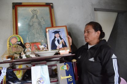 En la casa de la joven se hizo un altar en su honor para rezarle todas la noches.
