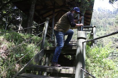 Las gradas de los senderos turísticos están podridas o se han robado las maderas. Es peligroso caminar por allí.