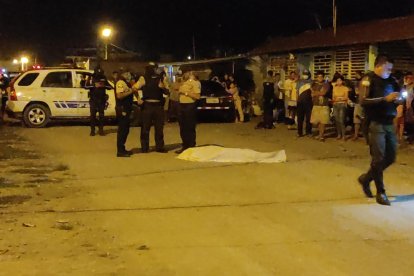 Mientras caminaba con su esposa, Jonathan fue acribillado por sicarios.