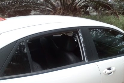 Un carro abandonado y con los vidrios rotos fue abandonado cerca de donde se encontró el cuerpo del chico que había desaparecido.