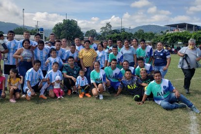 Los equipos de la Cooperativa 10 de Enero (Argentina) y la Cooperativa 6 de Julio (Tottenham), animadores del torneo.