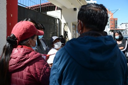 Familiares de la víctima exigieron justicia a las autoridades educativas.