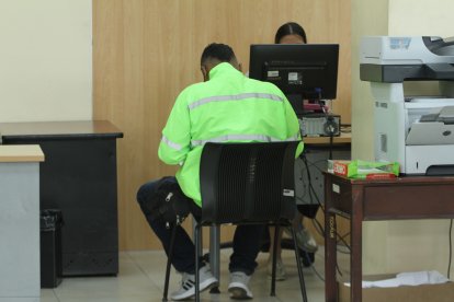 Referencial. Los uniformados fueron atacados por tres sujetos por delincuentes cuando comían en un local de El Triunfo.