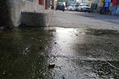 Casquillos de balas quedaron en el piso como evidencia del crimen.