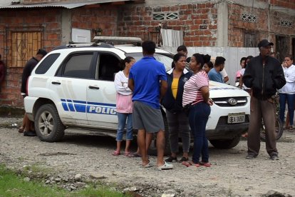 Deudos y moradores consternados por la muerte de una mujer tratan de buscar respuestas.