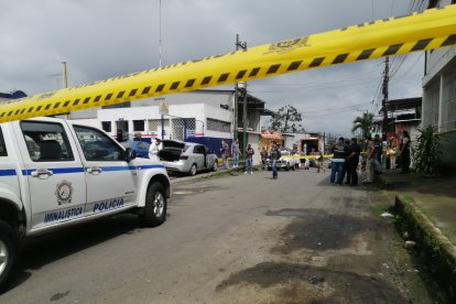 Agentes policiales revisan toda el área buscando indicios.