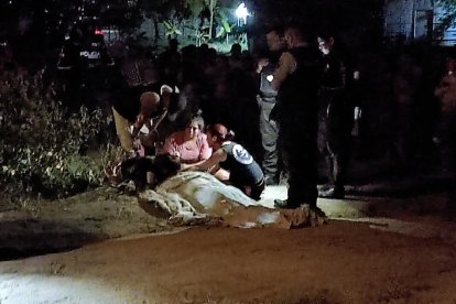 Familiares lloran junto al cadáver de la víctima.