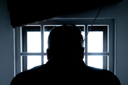 Fiscalía pide anular cadena perpetua de hombre de EEUU que pasó 32 años preso