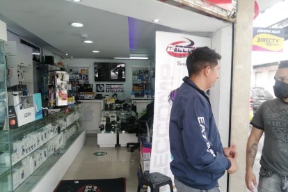 El establecimiento de venta de celulares y accesorios fue duramente perjudicado.
