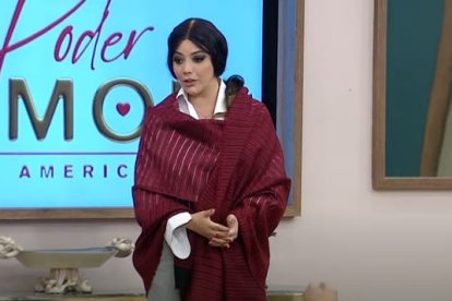 Nathalie interpretando al cantante Jesús Fichamba.