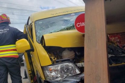 Un equipo del Cuerpo de Bomberos atiende la emergencia.