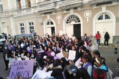 Colectivos feministas realizaron plantones afuera del Complejo Judicial.