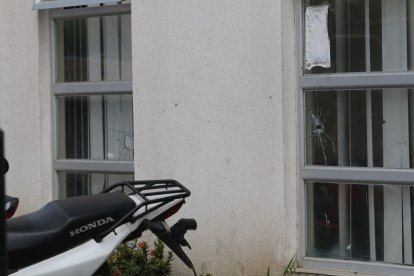 Las balas fueron directo a los ventanales del recinto. Allí había cuatro oficiales.